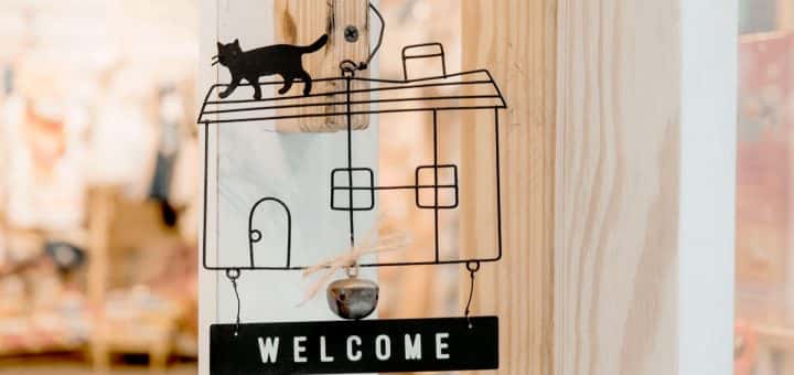 Welcome sign with a black cat