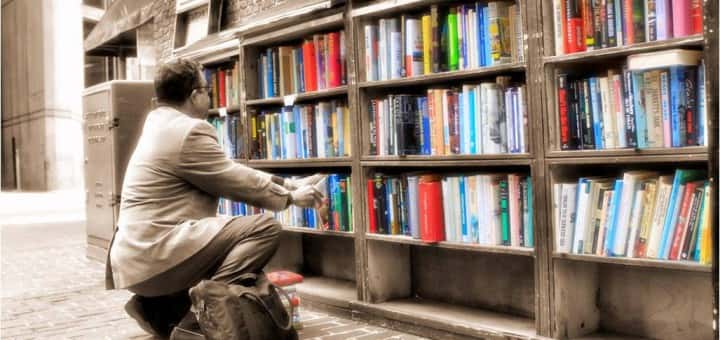 Library shelves (image)